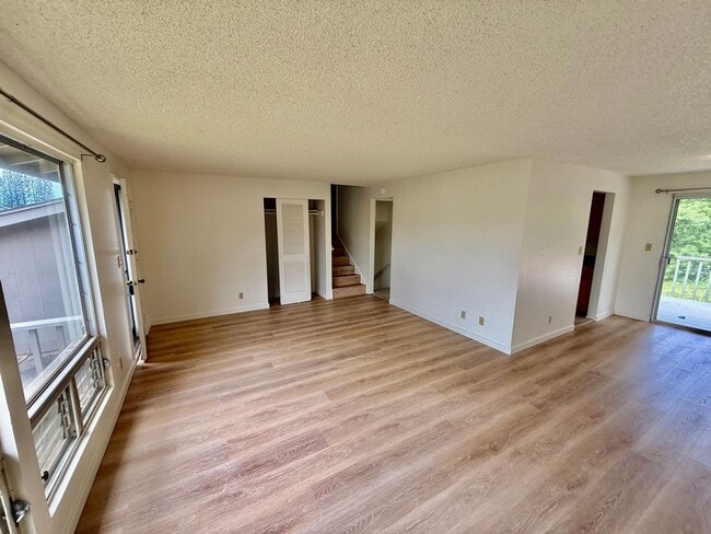 Building Photo - 4 BR/2.5 BA/4 PK/Available May 1
