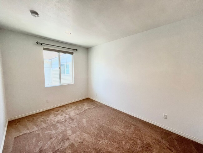 Building Photo - Updated 3BD 2.5BA Townhouse in Imperial Be...