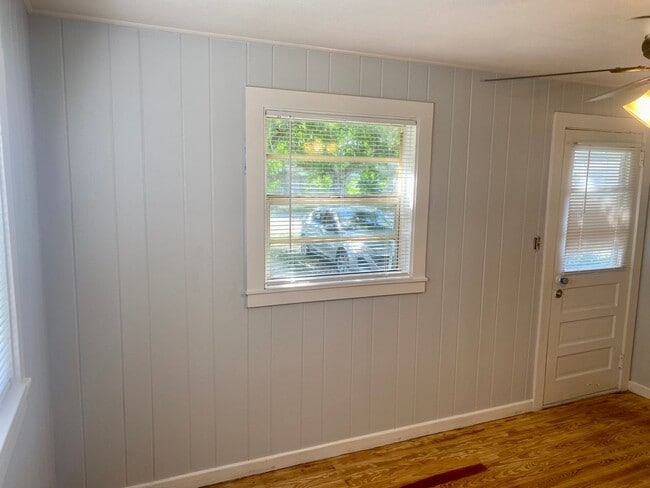 Building Photo - Amazing, Private 1/1 Located In Clearwater