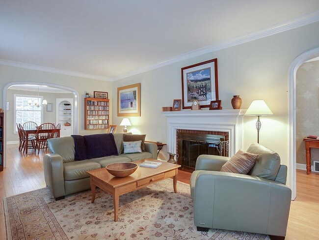 Building Photo - "Charming 3-Bed Home with Granite Elegance...