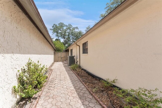 Building Photo - 13721 Lazy Oak Dr