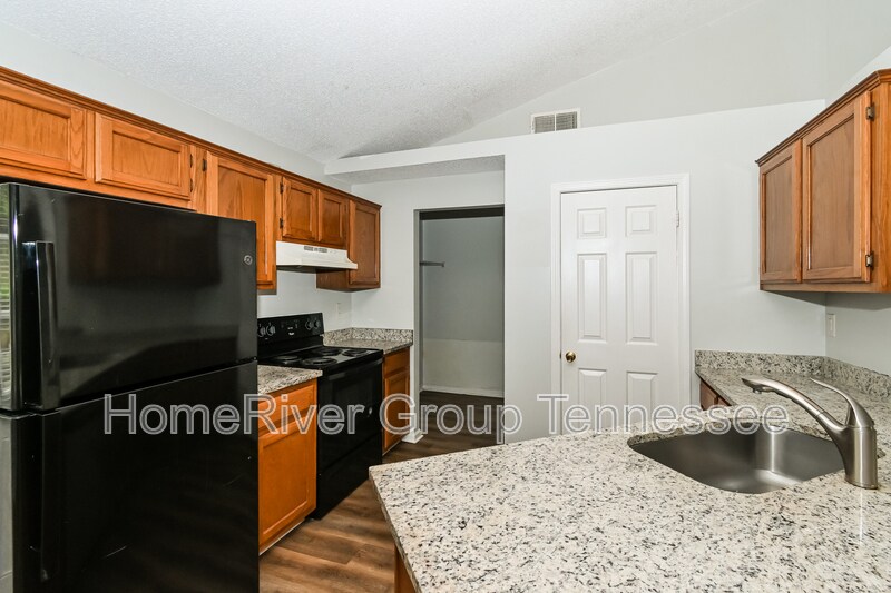 Building Photo - 7007 Village Ln
