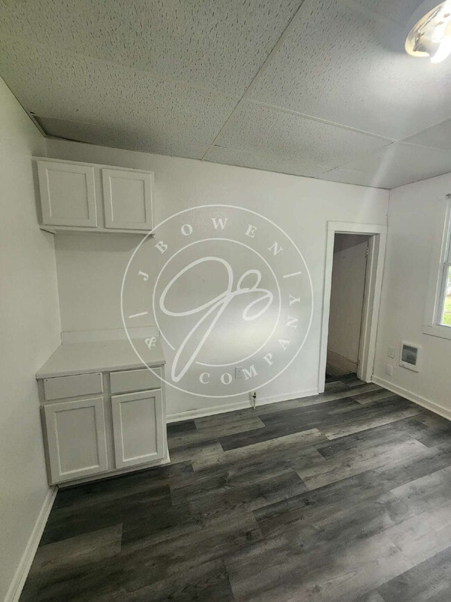 Building Photo - 3 bed 2 bath with over 1200 sq. feet