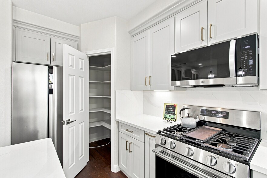 Building Photo - 37 Esfahan Dr