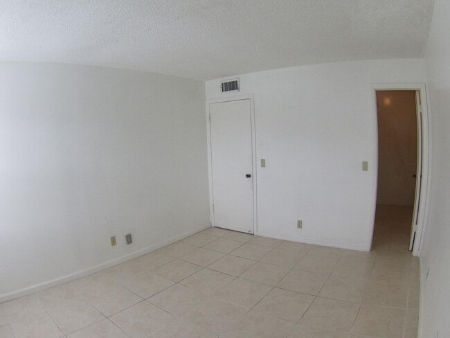 Building Photo - 556 Capri L