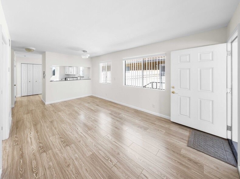 Building Photo - 10225 Fernglen Ave