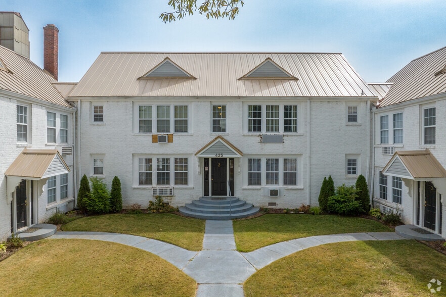 Resident Courtyard and Primary Guest Entrance - 425 W Tennessee St