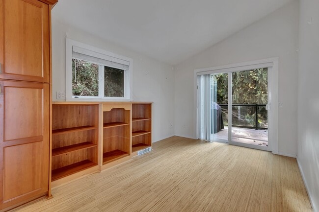 Building Photo - Stunning Sound & Olympic Mountain View Home in North Admiral