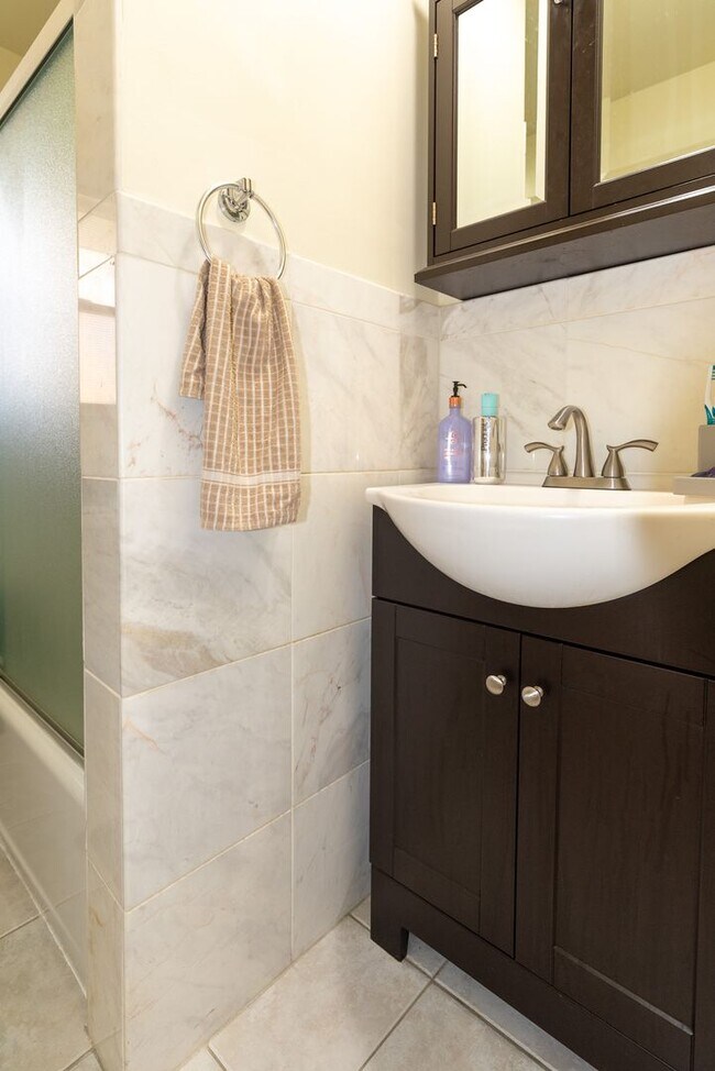 Building Photo - Beautiful 3-Bedroom, 3-Bathroom Home with ...