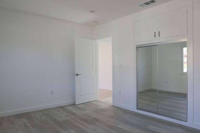 Building Photo - 276 E Los Angeles Ave