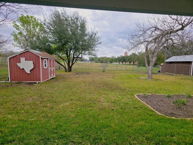 Building Photo - 104 Riverside Dr