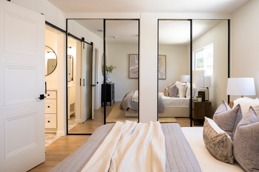Master Suite - 3151 E Radcliffe Ave