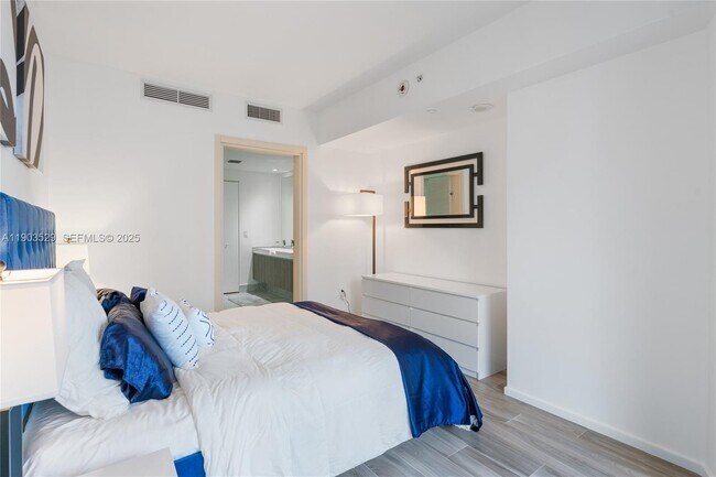 Building Photo - 801 S Miami Ave