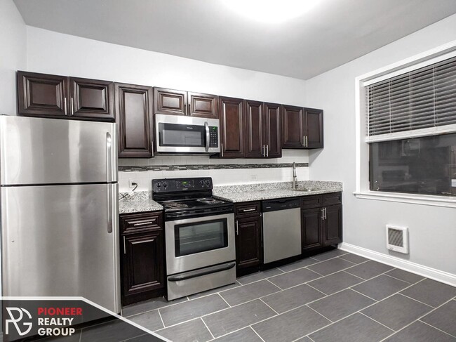 Building Photo - 3635 W Dickens Ave