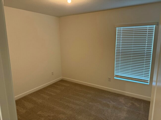 Building Photo - 10468 NW Suncrest Lp