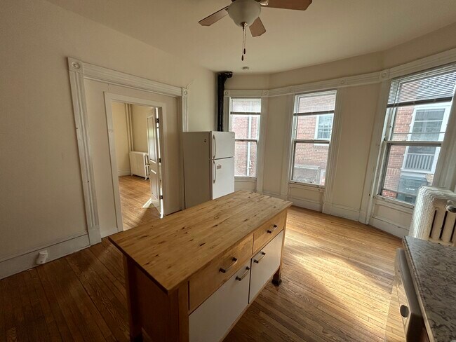 Building Photo - 315 N Pinckney St