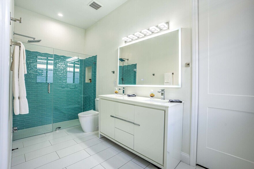 Building Photo - 685 107th Ave N