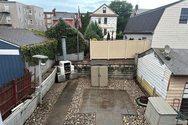 Building Photo - 17 Lawrence Ave