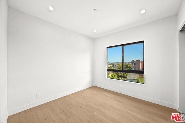 Building Photo - 8904 Sawyer St