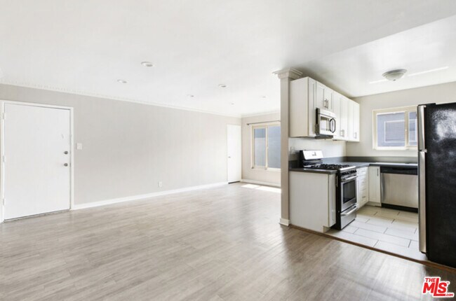 Building Photo - 925 N Curson Ave
