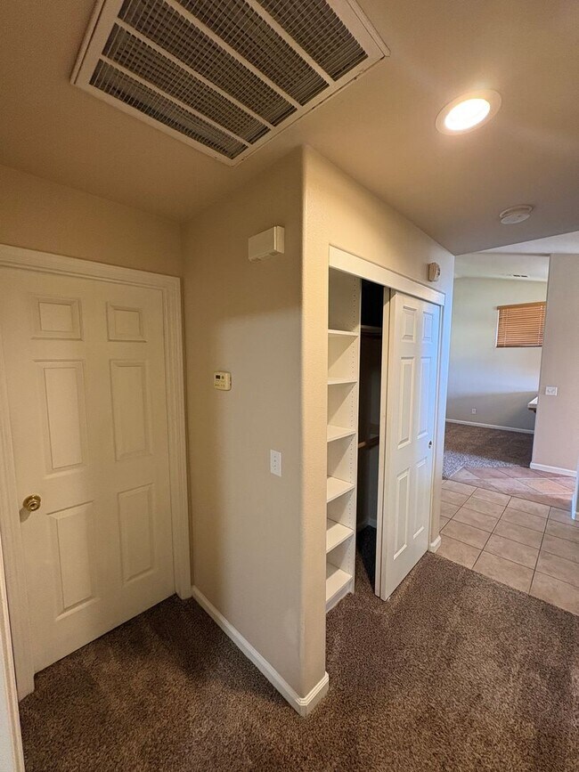 Building Photo - SE Visalia Cul-de-sac Home Available Now!