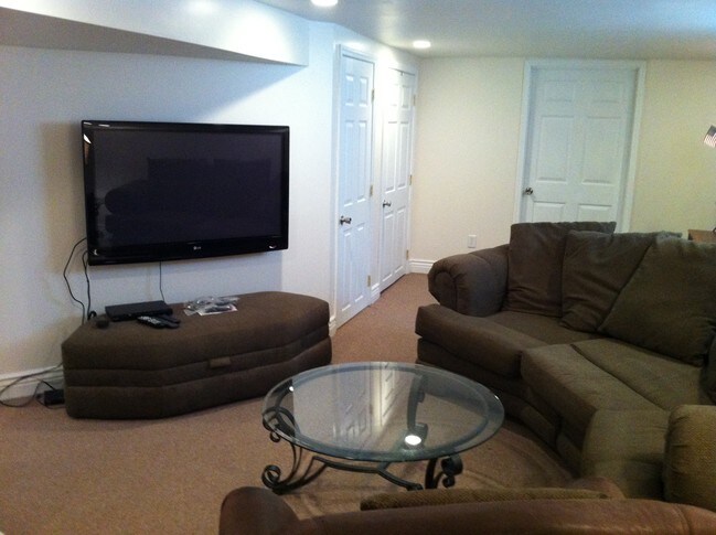 Building Photo - 7015 Sutherland Ave