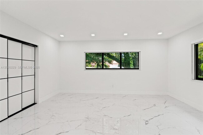 Building Photo - 112 E 1st Ct