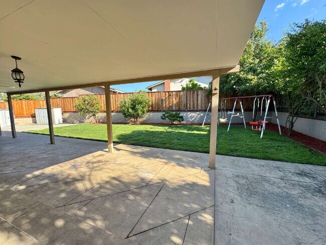Building Photo - Large Evergreen Home with Solar & Community Pool