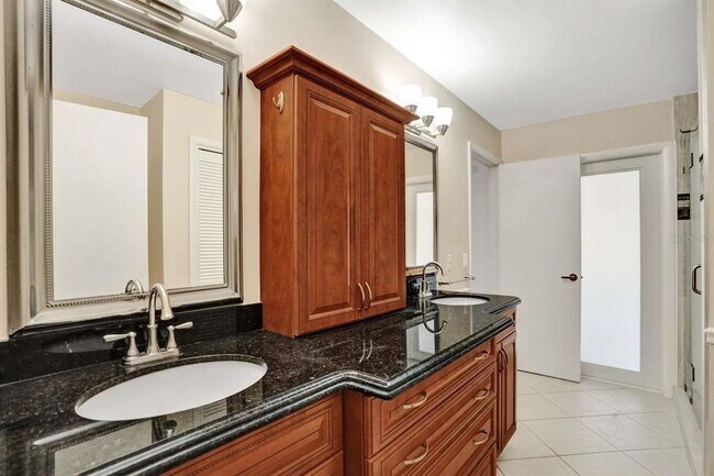 Building Photo - 2527 Lakes Dr