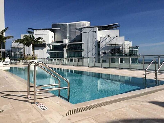 Building Photo - 1300 Brickell Bay Dr