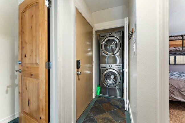 Building Photo - 807 Alder Ave