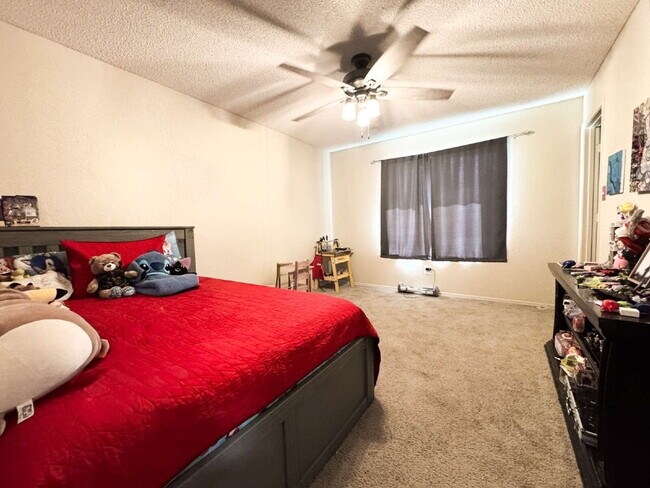 Building Photo - "Spacious 3 Beds, 2 baths Home with Inviti...