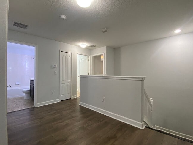 Building Photo - Spacious Waterfront 4BD/2.5BA Single Family Home in Orlando FL!