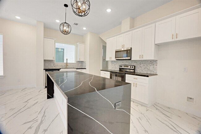 Building Photo - 5908 St Augustine St