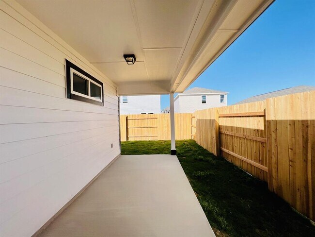 Building Photo - 200 Living Reef Dr