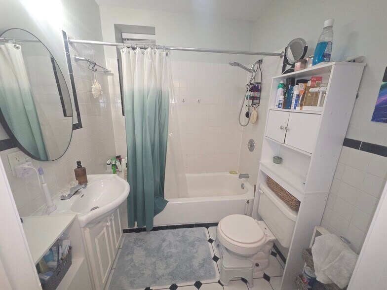 Building Photo - 2047 W Evergreen Ave