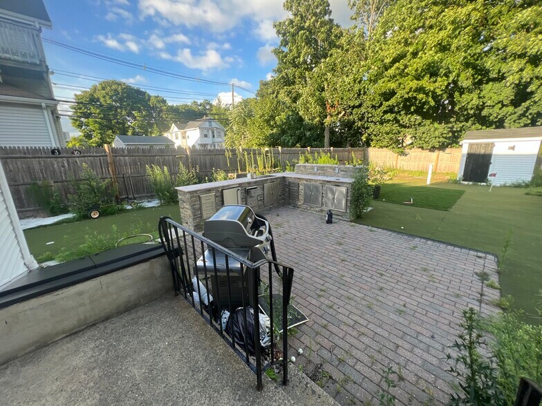 Building Photo - 51 Bacon St