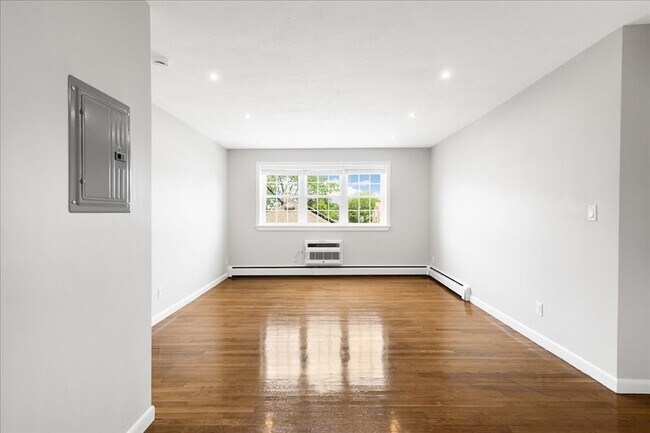 Building Photo - 11 Schubert St