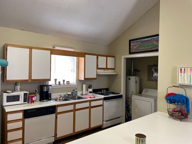 Building Photo - 2 BR 2 BA Fenced Yard