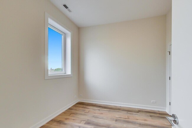 Building Photo - 2827 N Clybourn Ave