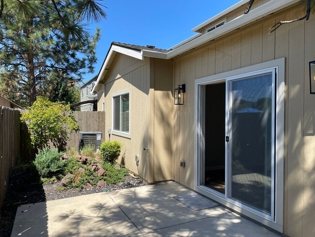 Building Photo - ****HALF OFF FIRST MONTH"S RENT*****Beautiful Two Story 3 Bedroom 2.5 Bath Townhome