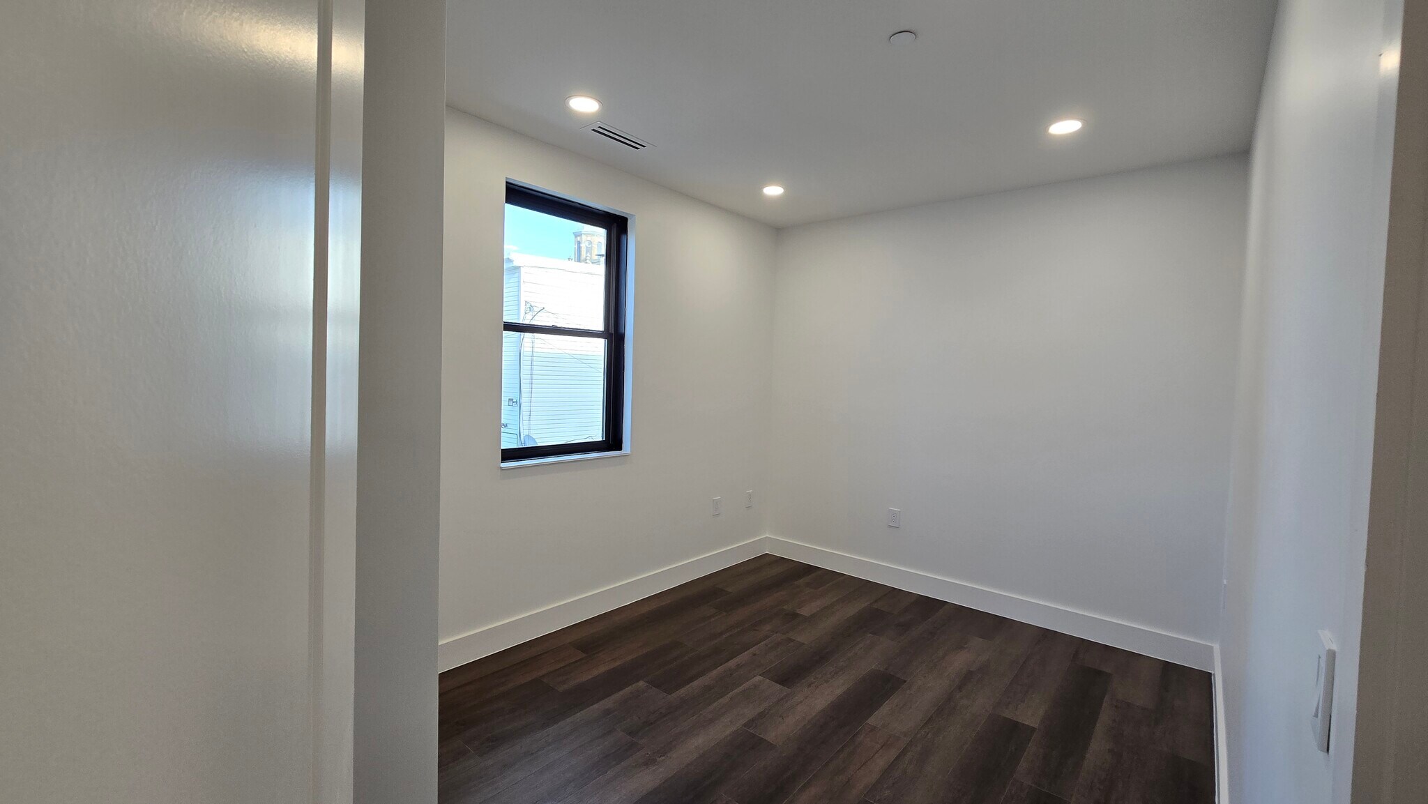 Building Photo - 75 Lake St