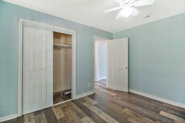 Building Photo - Charming 4 Bedroom Pensacola Rental in a Convenient Location!