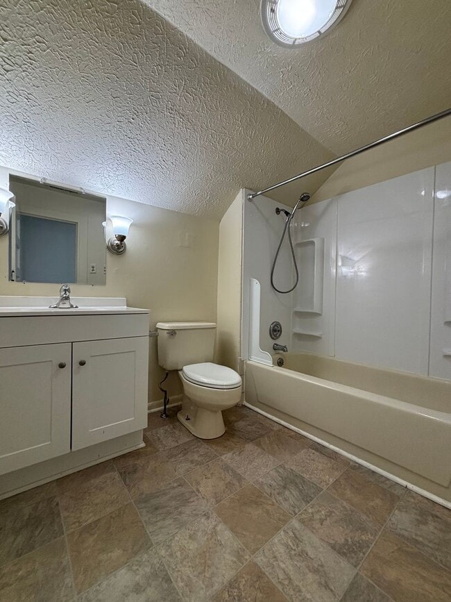 Building Photo - 3 Bedroom 1 Bath House