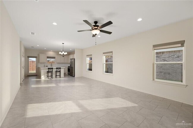 Building Photo - 11 N Plumbago Ave