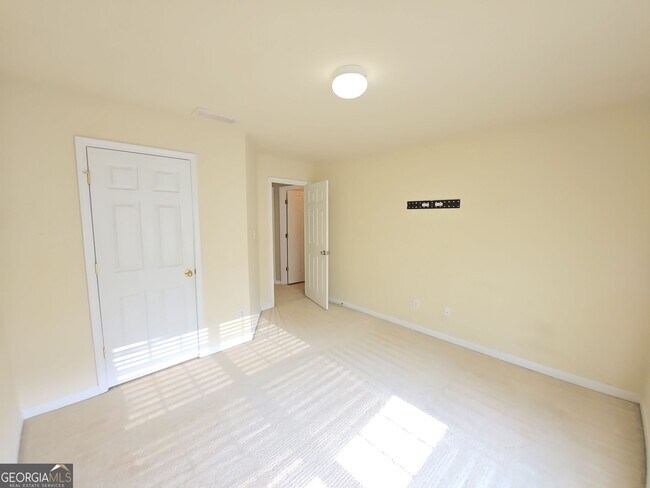 Building Photo - 273 Winthrop Ln