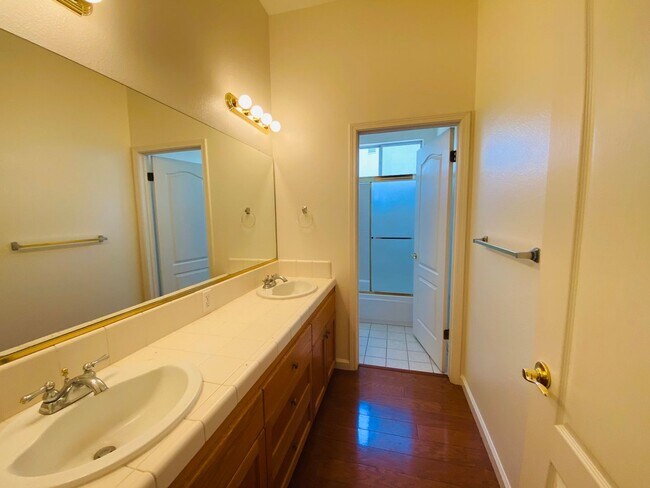 Building Photo - $2,690 Peach & Alluvial, Pool + Clovis Trail Access | W. Fallbrook Ave, Clovis