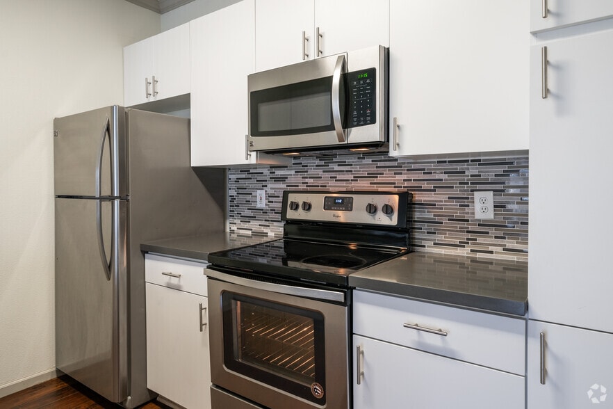 1BR, 1BA - Residence 1 Luxury - Park Central