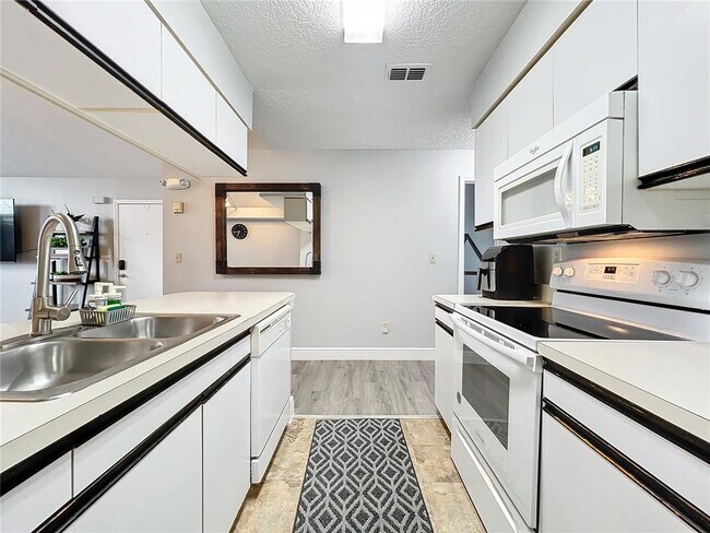 Building Photo - 2731 N Poinciana Blvd