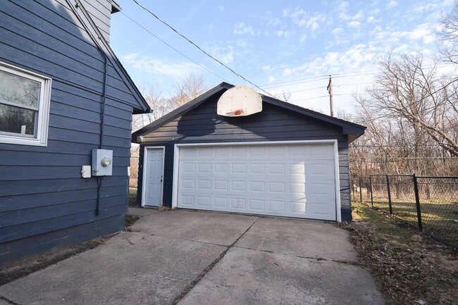 Building Photo - Updated 5 Bed, 2 Bath Home Near Churchill Elementary Available Now